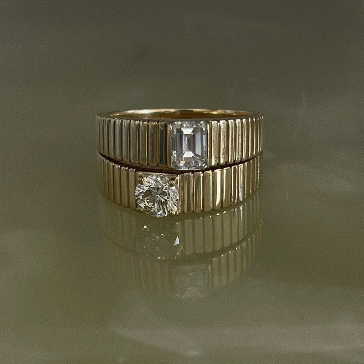 Solis Ribbed Ring Emerald Diamond
